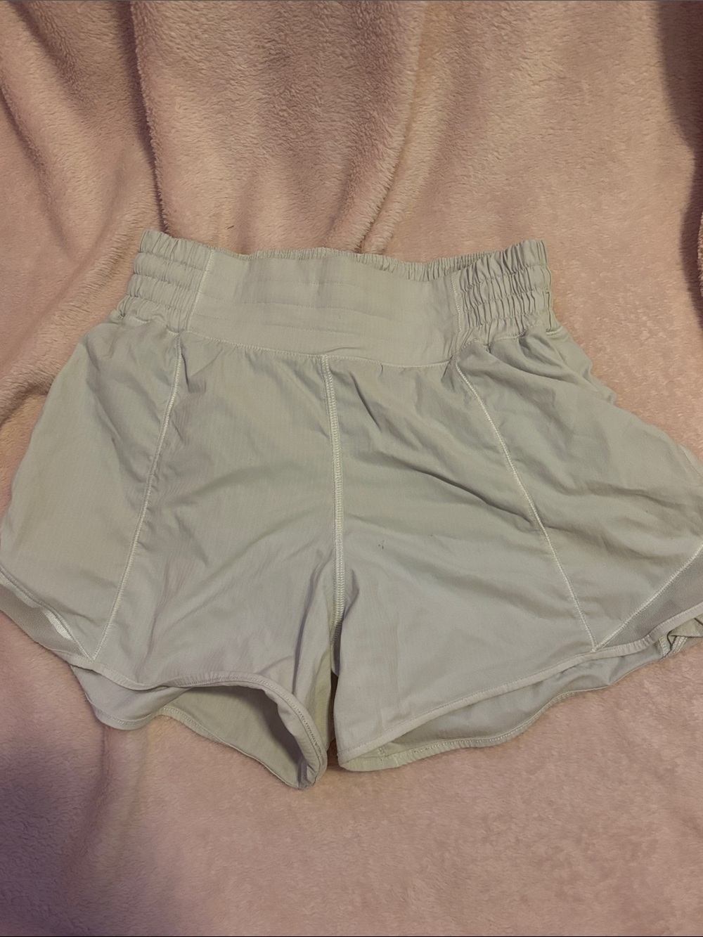 White Lululemon hotty hot shorts 2.5in inseam